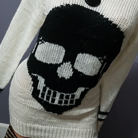 Knitted Skull Sweater Deep V - Picture 2 of 7